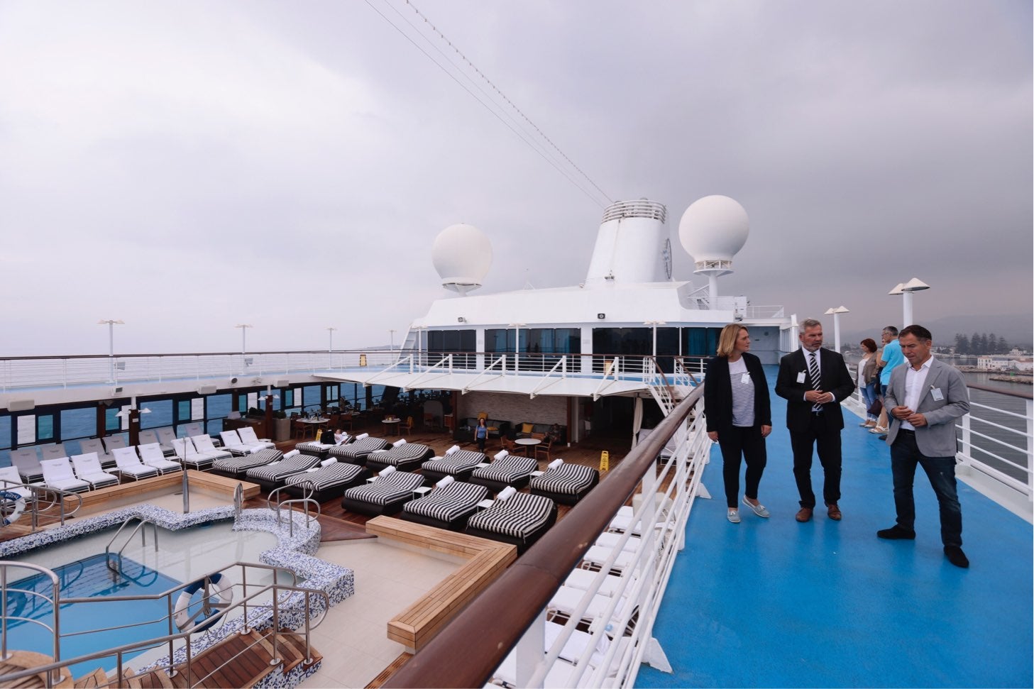 El navío, con una capacidad de 700 pasajeros, ha traído a 670 visitantes y 400 integrantes del personal de tripulación, la mayoría estadounidenses a recorrer el municipio.