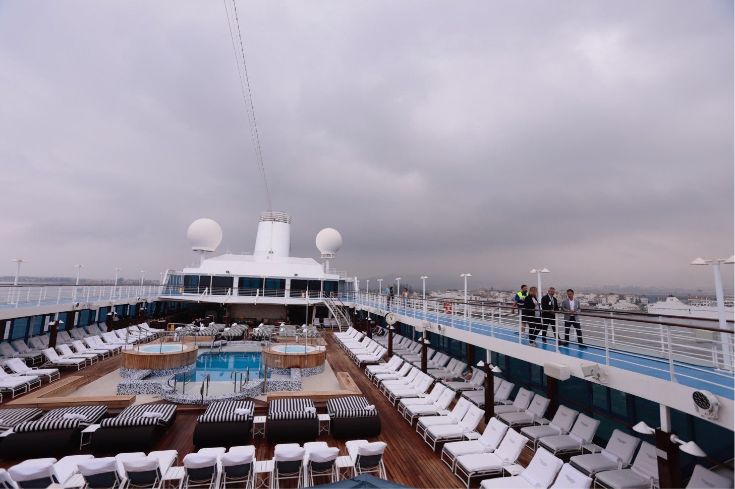 El navío, con una capacidad de 700 pasajeros, ha traído a 670 visitantes y 400 integrantes del personal de tripulación, la mayoría estadounidenses a recorrer el municipio.