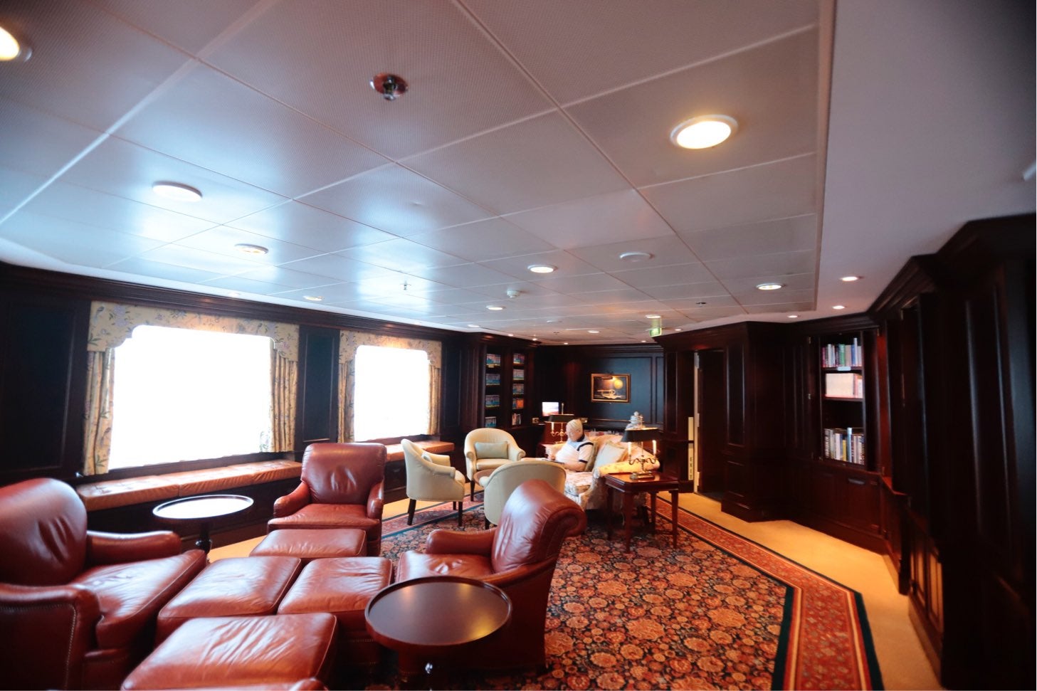 El navío, con una capacidad de 700 pasajeros, ha traído a 670 visitantes y 400 integrantes del personal de tripulación, la mayoría estadounidenses a recorrer el municipio.