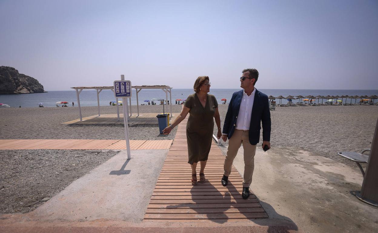 La presidenta de la ELA y el delegado de Turismo, en su visita a la playa de Calahonda.