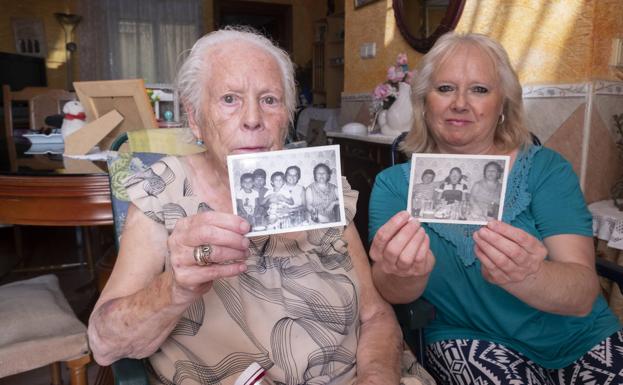 María Angustias y María posan con varias fotos; la de la derecha es la que publicó IDEAL y que ha permitido que la familia se reencuentre.