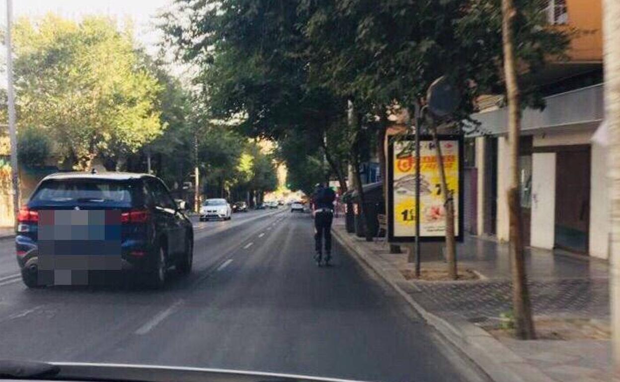 Persona patinando por la Avenida de Madrid, que ha sido interceptada por los agentes. 