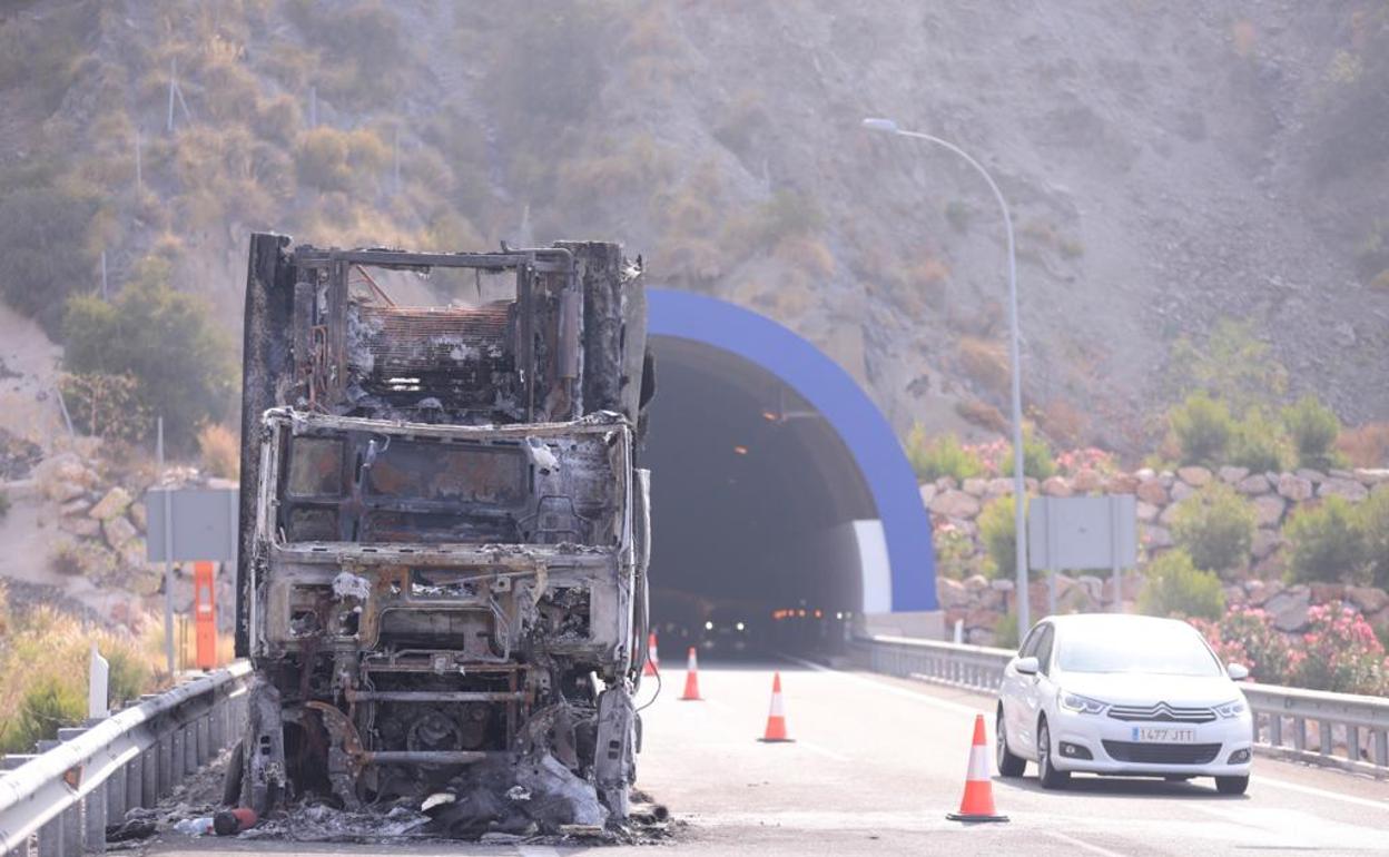 Corte en la A-7 de Granada: arde un camión cargado de sandías