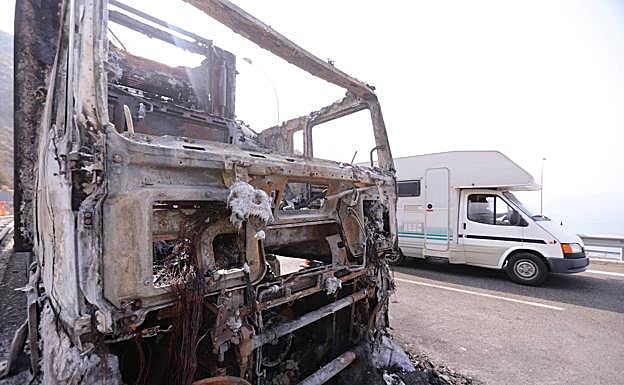 Imagen. Así ha quedado el camión de sandías incendiado en la A-7 en Granada.