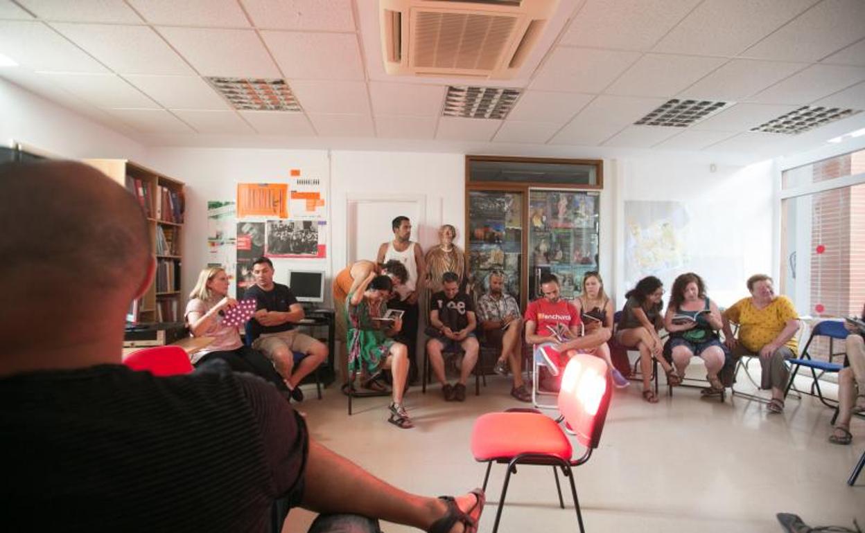 Agresión en Granada: «El mismo día del suceso en el Huerto del Carlos dos personas entraron a robar en la casa de mi vecino con cuchillos»