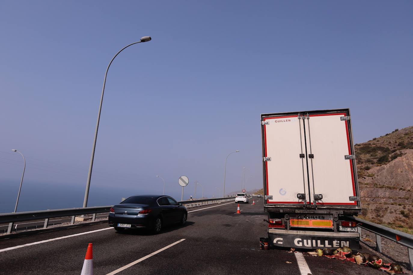 Fotos: Así ha quedado el camión de sandías incendiado en la A-7 en Granada