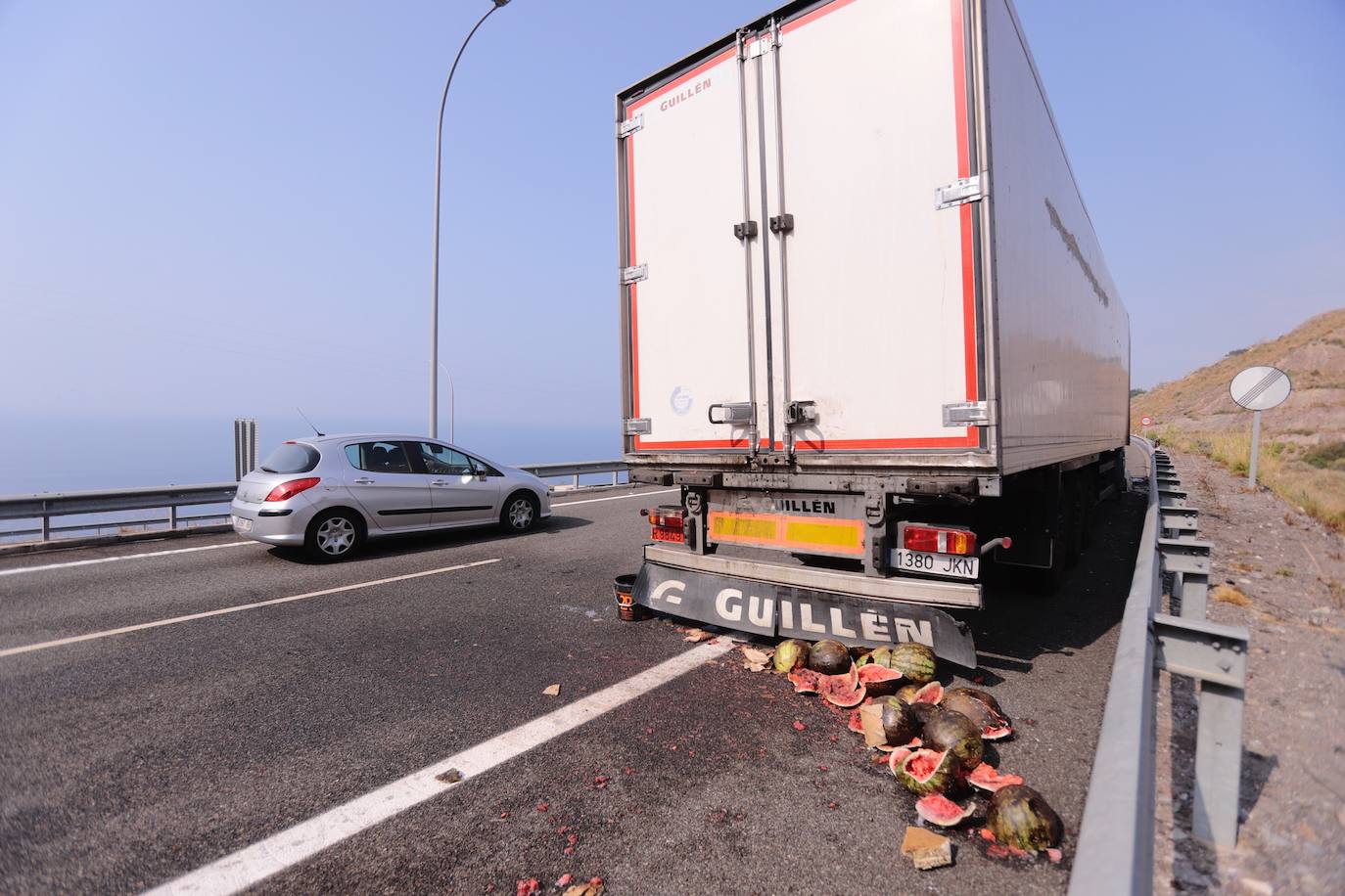 Fotos: Así ha quedado el camión de sandías incendiado en la A-7 en Granada