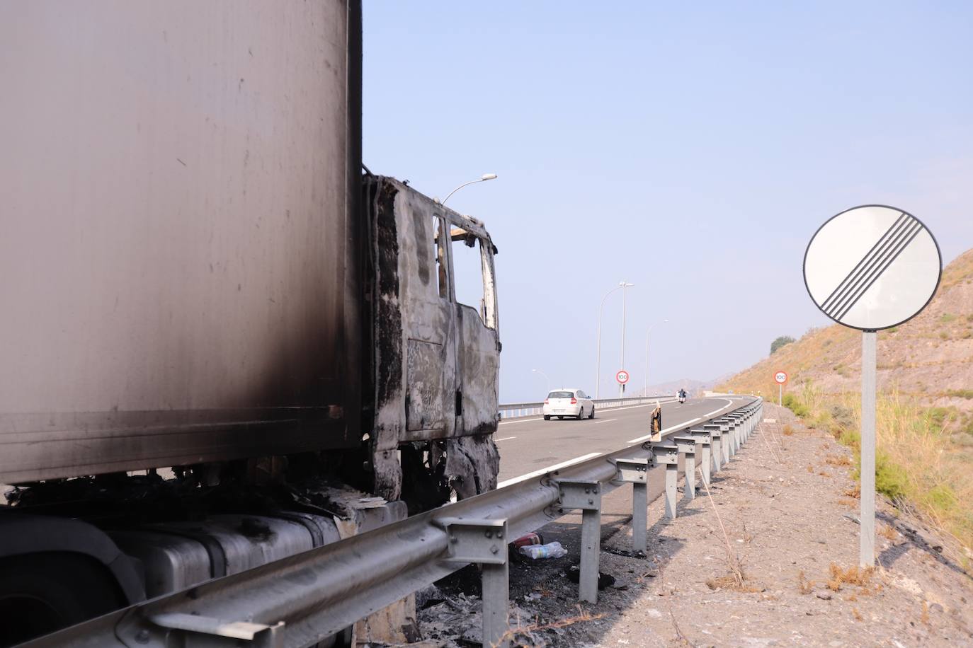 Fotos: Así ha quedado el camión de sandías incendiado en la A-7 en Granada