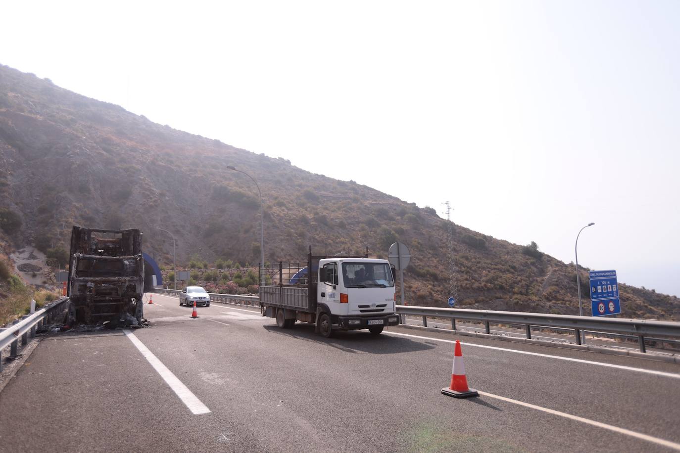 Fotos: Así ha quedado el camión de sandías incendiado en la A-7 en Granada