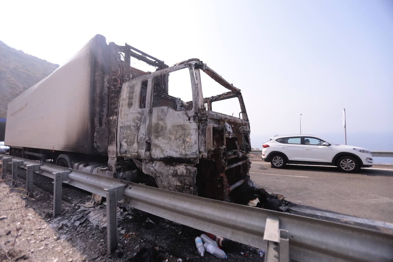 Fotos: Así ha quedado el camión de sandías incendiado en la A-7 en Granada