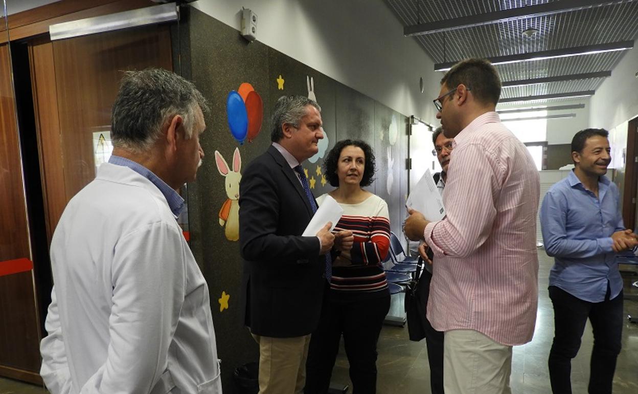 El delegado de Salud y Familias durante su visita esta mañana al CARE Nicolás Salmerón.