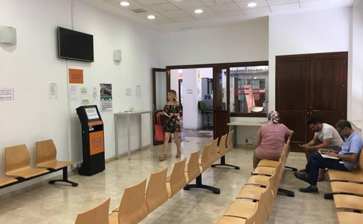 Sala de espera de Mondragones, prácticamente vacía por los problemas en la red.