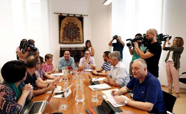 Reunión entre los representantes del PSN, Geroa Bai, Podemos e Izquierda-Ezkerra. 