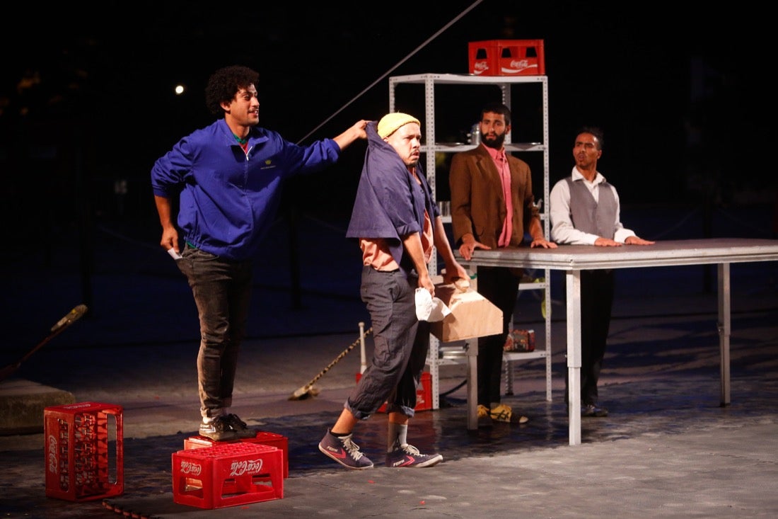 Fotos: Malabares y acrobacias del atlas llenan el FEX