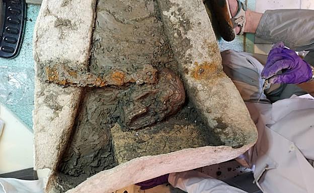 El cráneo, rodeado de tierra.