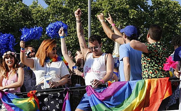 Una de las carrozas del Día del Orgullo Gay en Madrid