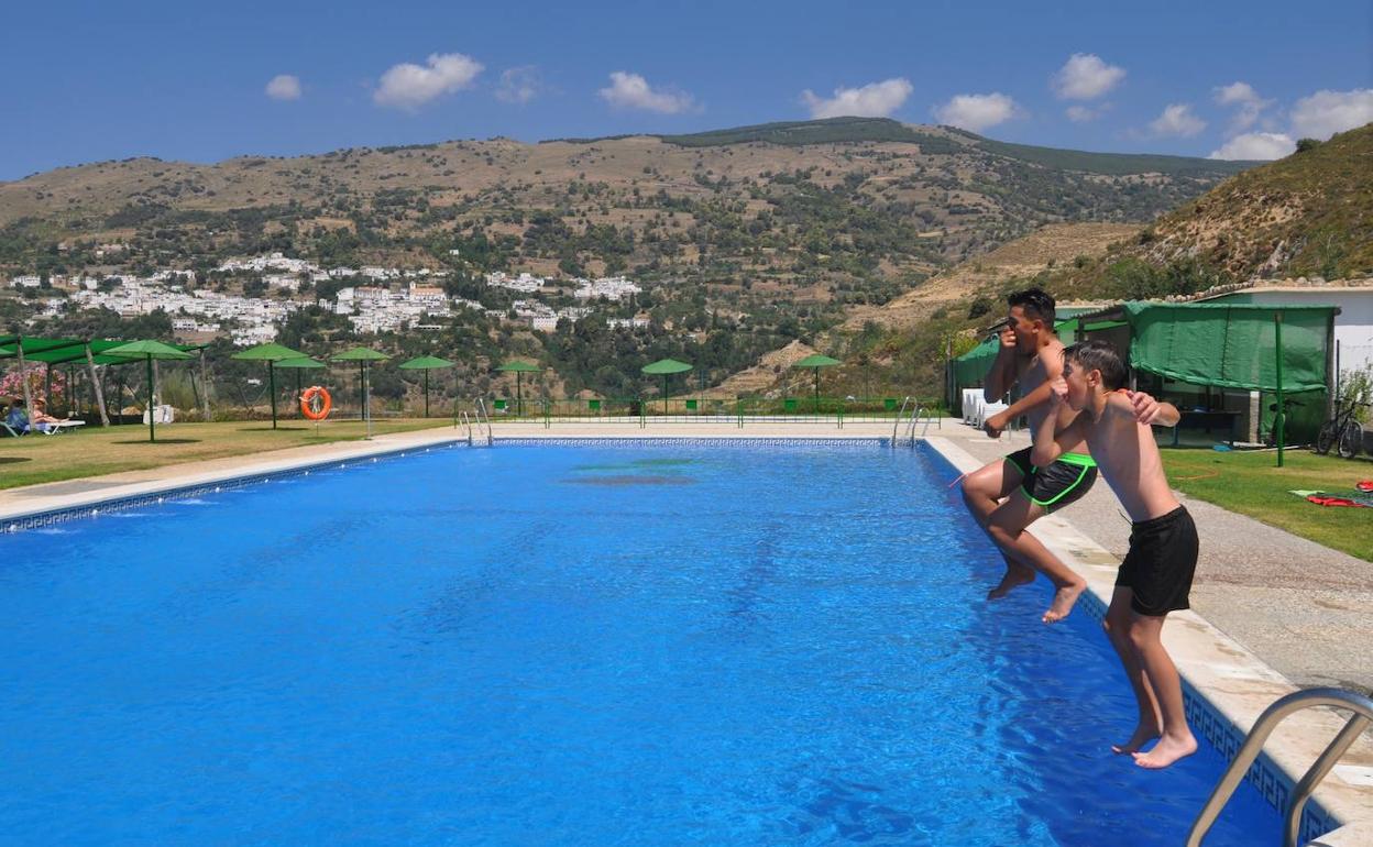 Alpujarra de la Sierra abre su piscina y dos escuelas de verano en Mecina Bombarón y Yegen