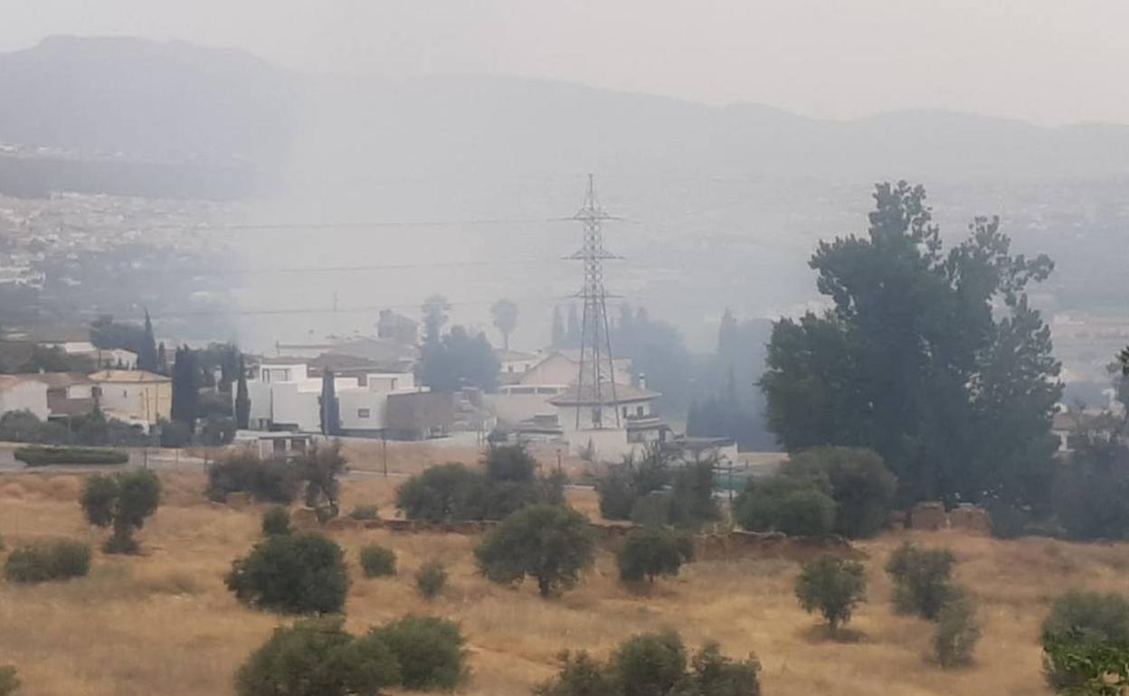 Incendio en granada: un fuego próximo a una gasolinera alerta a los vecinos | ideal