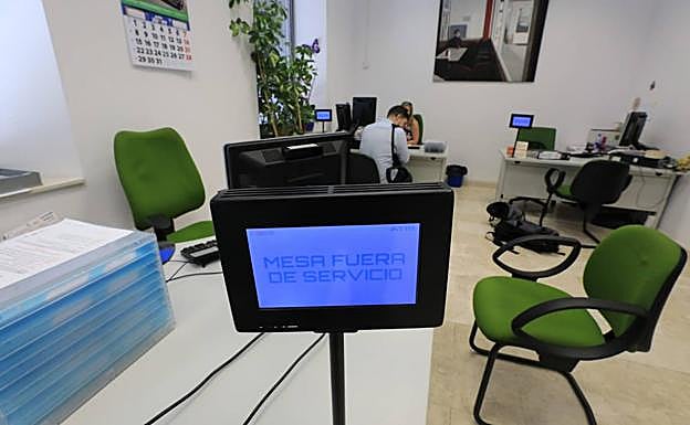 Oficina de atención al público de Mondragones inoperativa por la caída del sistema del Ayuntamiento, ayer.