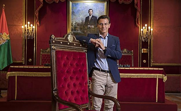 Imagen principal - El alcalde en el salón de plenos del Ayuntamiento de Granada.