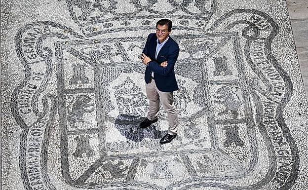 El alcalde, Luis Salvador, posa en el centro de la plaza del Carmen.