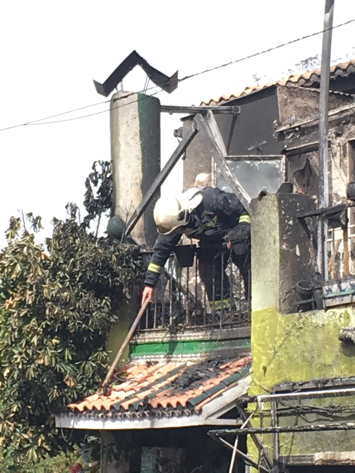 Así ha quedado la casa tras el incendio en el que ha fallecido una mujer en Cájar