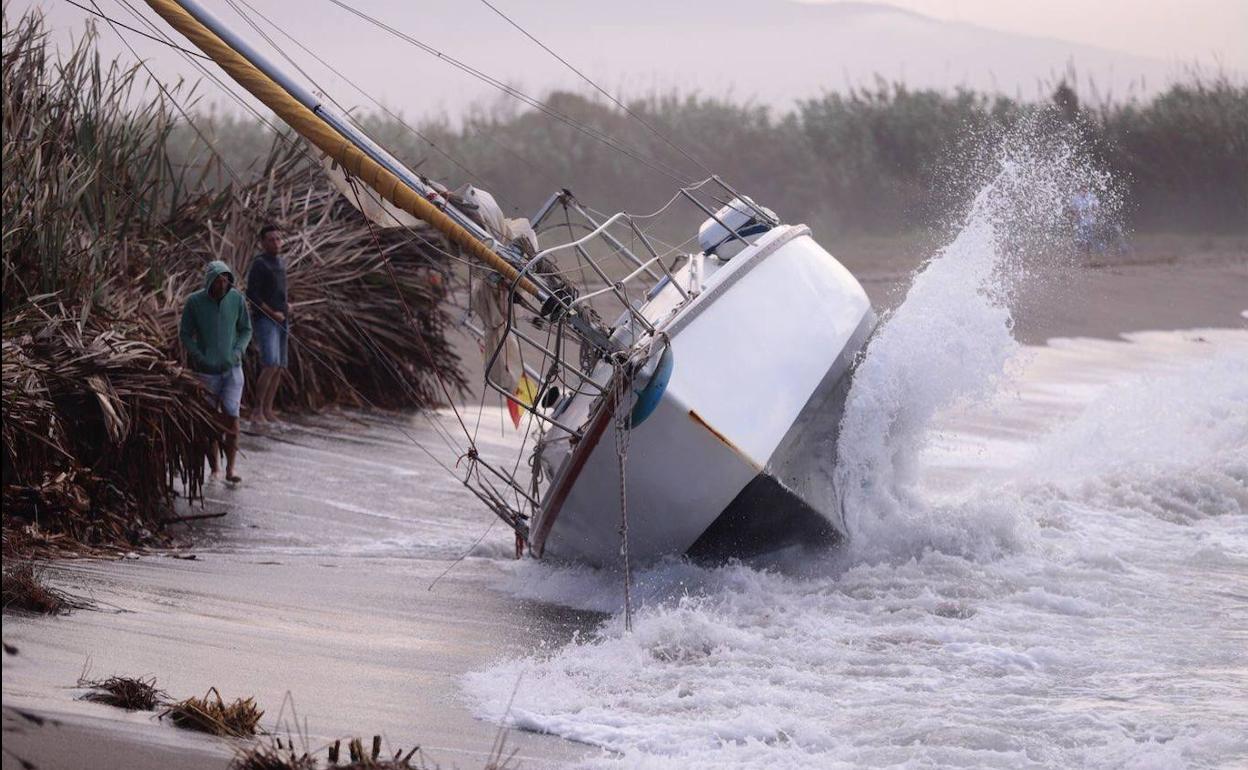 El velero varado en la playa de la Cagaílla de Salobreña. 