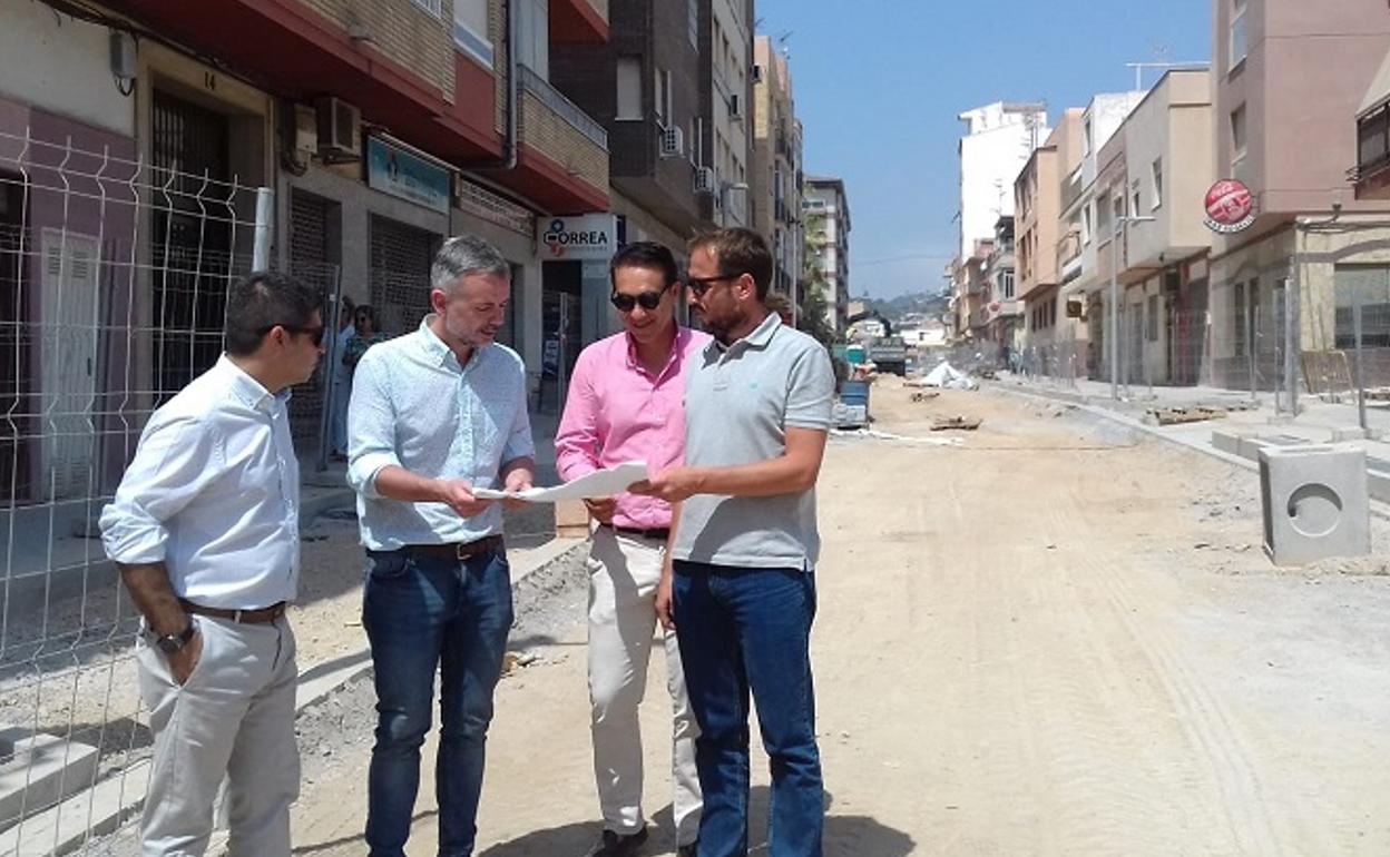 Nicolás Navarro visita las obras de la calle Ancha junto a los técnicos.