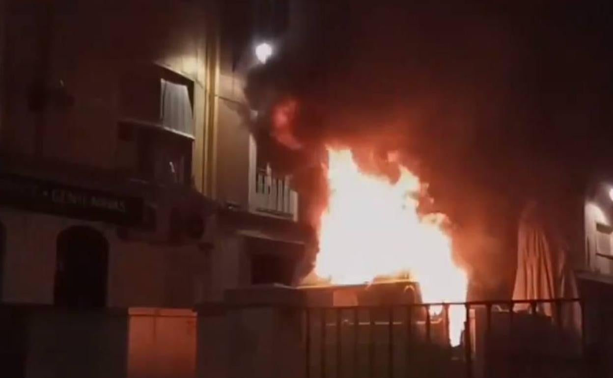 Incendio en Granada: arde un contenedor cerca de calle Navas
