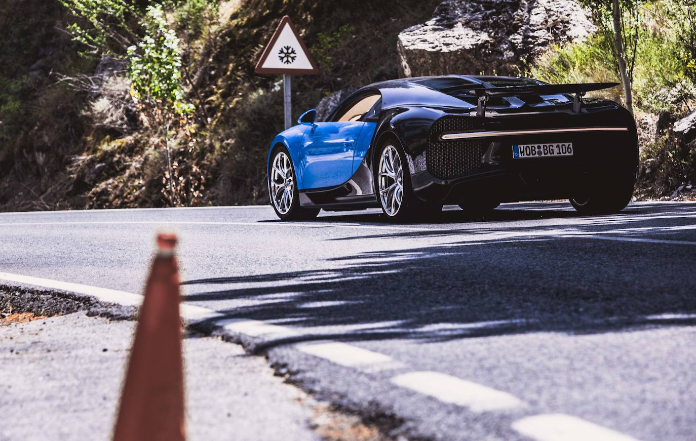 La A-395, la carretera que une Granada capital con Sierra Nevada, ha sido testigo de la ambición de Bugatti al disfrutar en su asfalto de uno de los vehículos más espectaculares jamás diseñado. 