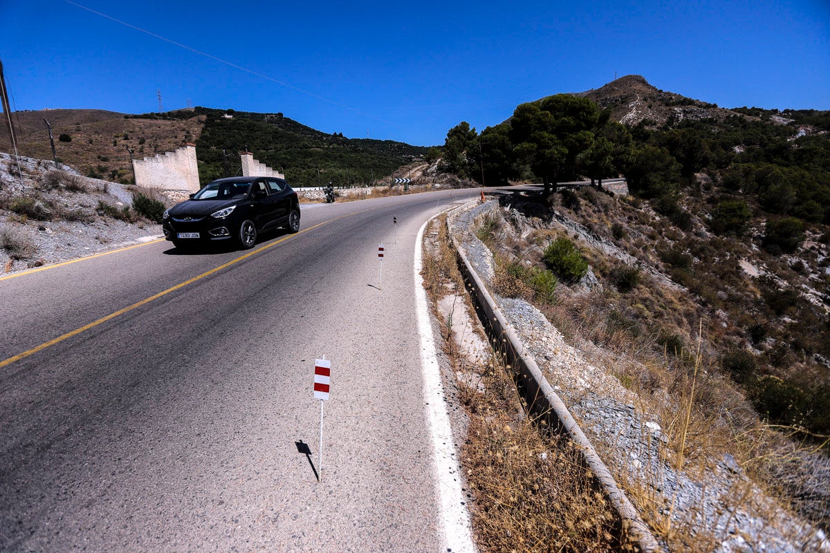 Está pasada la urbanización de La Nacla, uno de los nuevos barrios por los que ha crecido Motril en los últimos años y a apenas cien metros de distancia de un mirador que se utiliza como zona de recreo en el monte.