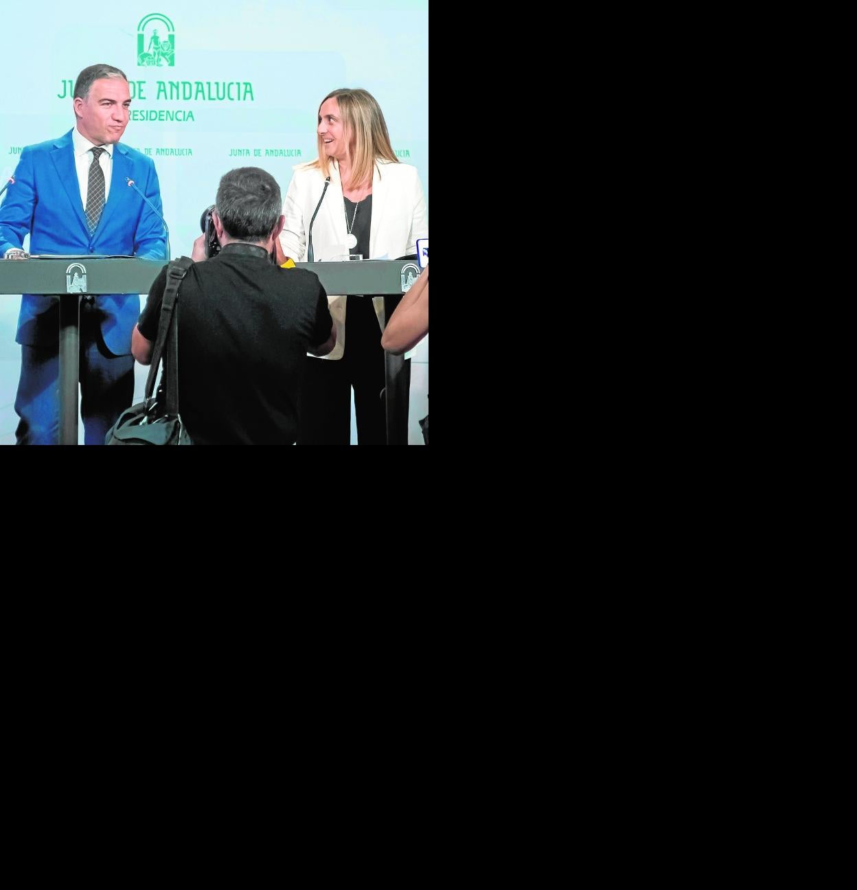 Elías Bendodo y Marifrán Carazo explicando la reubicación de fondos en rueda de prensa :: efe