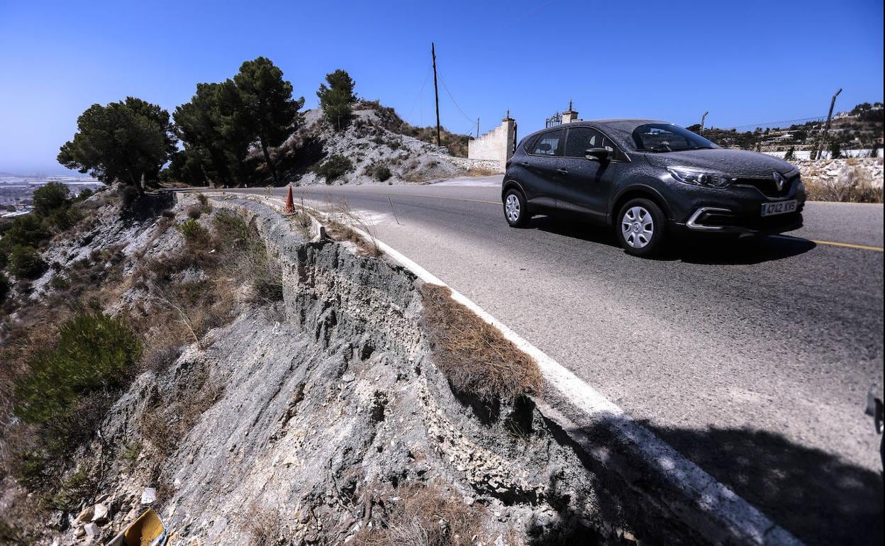 Un vehículo circula por la carretera de La Gorgoracha, que lleva ya casi dos años sin arcén. 