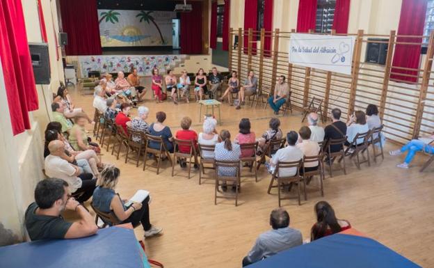 Vecinos y profesionales se reúnen para tratar la falta de facultativos en el centro