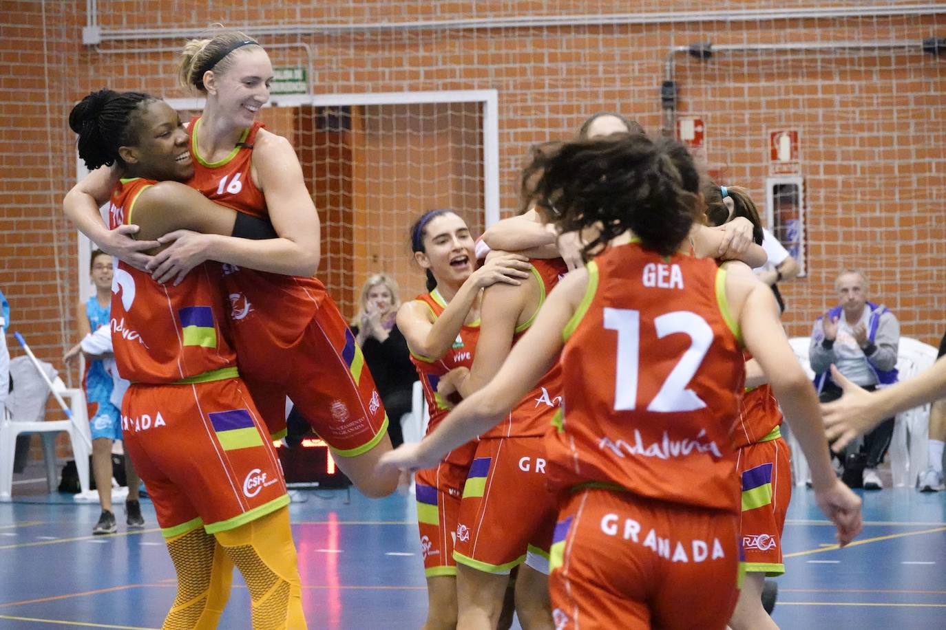 Natabou (i) abraza a Sydnor tras ganar a Gran Canaria. 