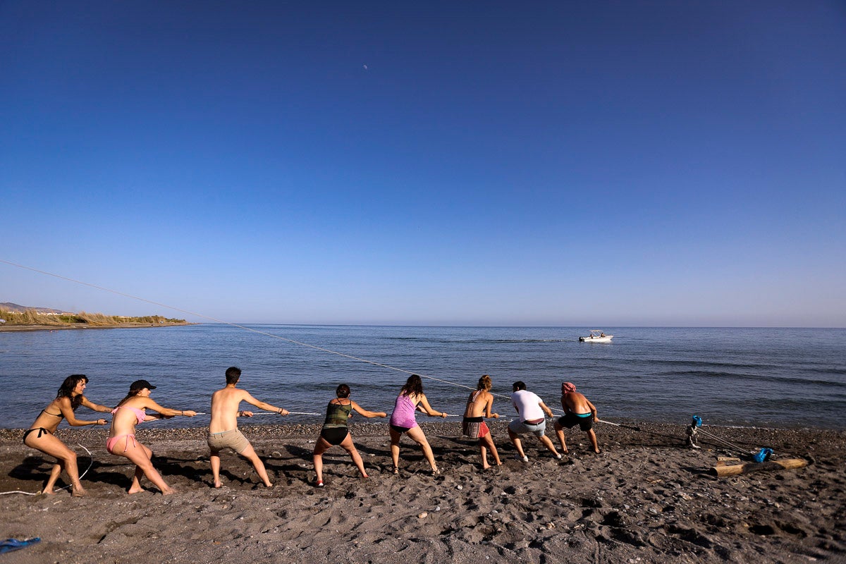 Fotos: El espectacular reflote del velero varado en Salobreña