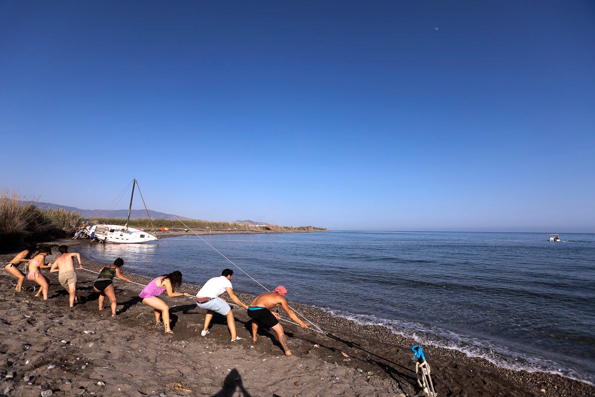 Fotos: El espectacular reflote del velero varado en Salobreña