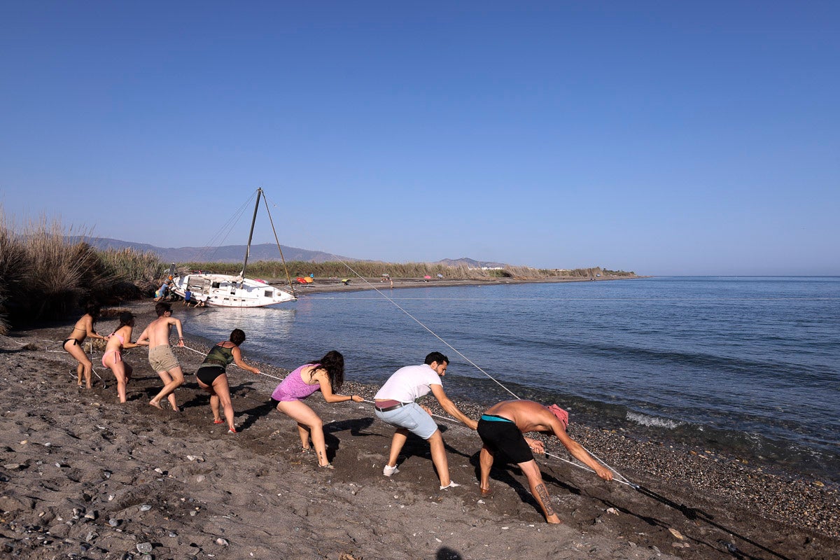 Fotos: El espectacular reflote del velero varado en Salobreña