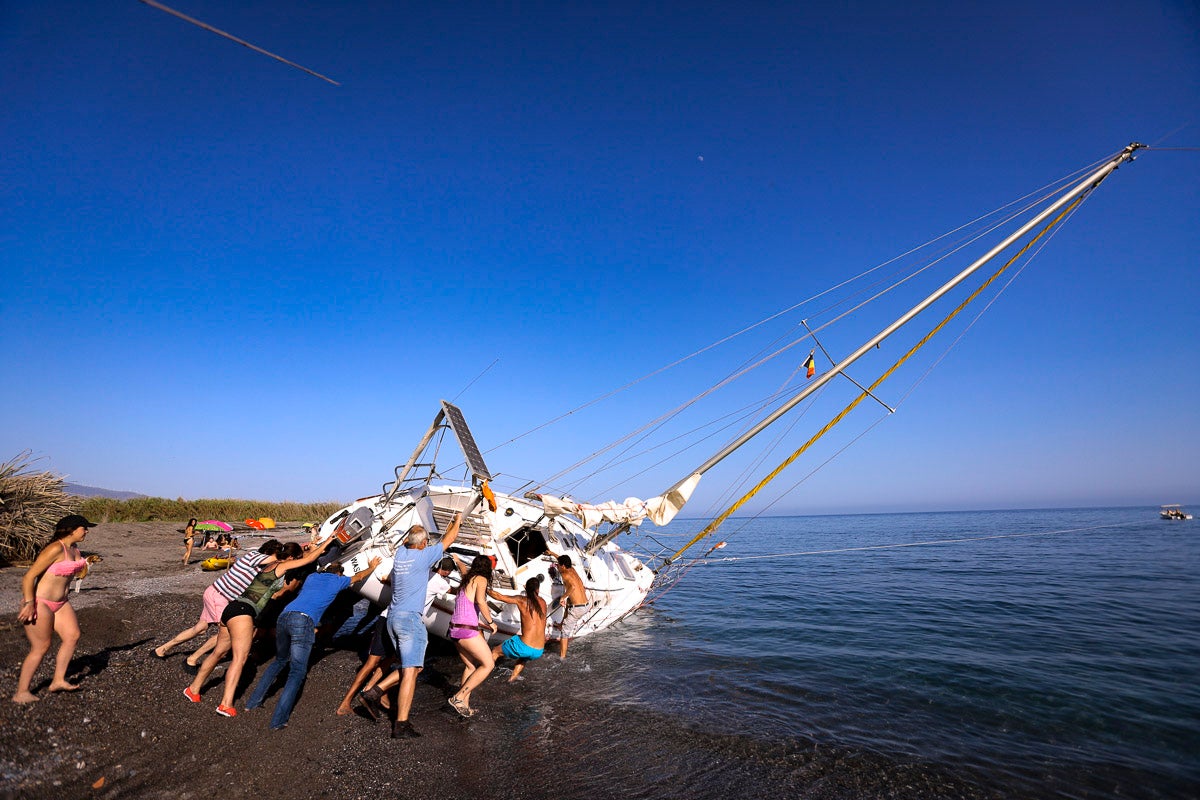 Fotos: El espectacular reflote del velero varado en Salobreña