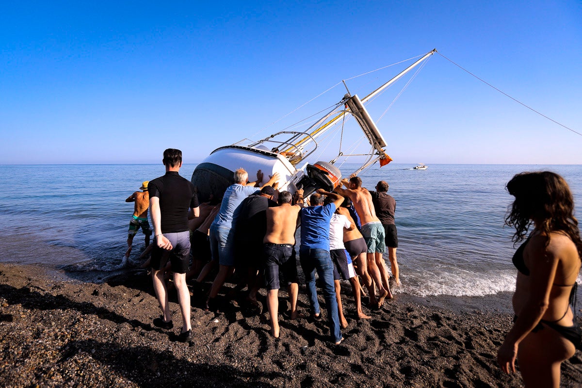 Fotos: El espectacular reflote del velero varado en Salobreña