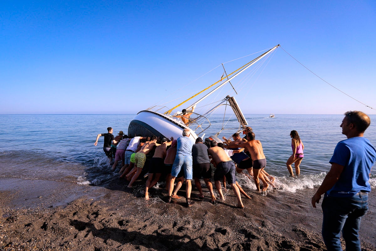 Fotos: El espectacular reflote del velero varado en Salobreña