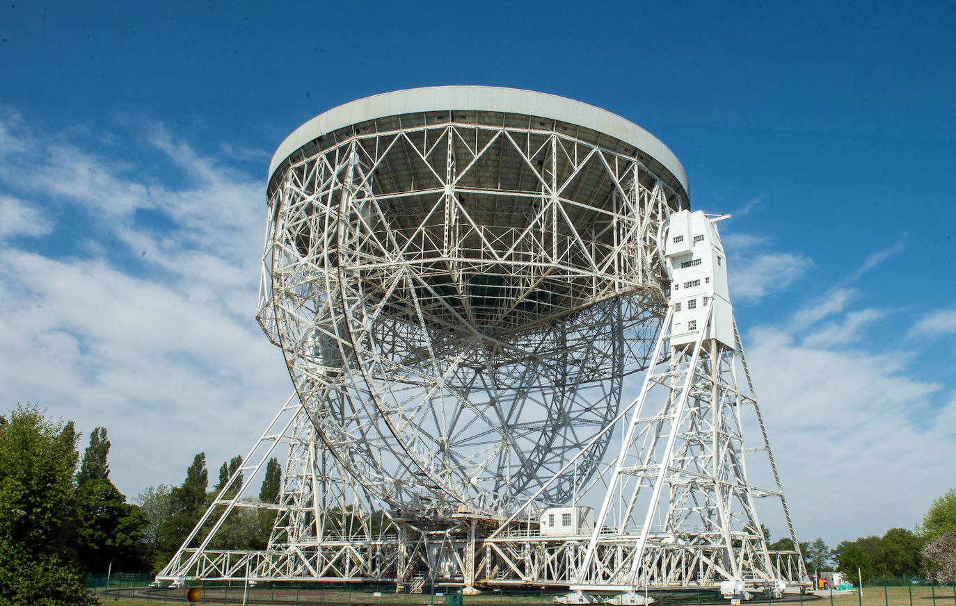 14. Jodrell Bank Observatory (Reino Unido): Al noroeste de Inglaterra, en una zona rural exenta de interferencias sonoras, se halla el observatorio radioastronómico de Jodrell Bank, uno de los primeros del mundo. En 1945, año de su entrada en funcionamiento, aquí se efectuaban investigaciones sobre las radiaciones cósmicas detectadas mediante un sistema de radar. Este centro científico, que aún prosigue sus actividades, posee varios radiotelescopios y una serie de edificios funcionales. La labor de investigación llevada a cabo en Jodrell Bank ha tenido repercusiones importantes en ámbitos como el estudio de la luna y los meteoritos, el descubrimiento de los cuásares, la óptica cuántica y el seguimiento de las naves espaciales.