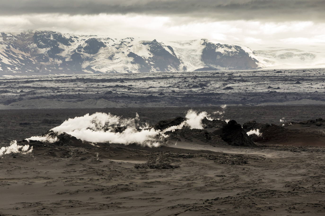 28. Parque Vatnajökull (Islandia). El Parque Nacional Vatnajökull de Islandia es un territorio natural en el que se mezclan volcanes y glaciares y que se erige como el mayor parque nacional de Europa. El sitio protegido es de unos 14.500 km2 (14% del territorio islandés). Solo el glaciar recubre algo más de la mitad del parque nacional. Es, además, el punto más elevado de Islandia con sus 2.110 metros