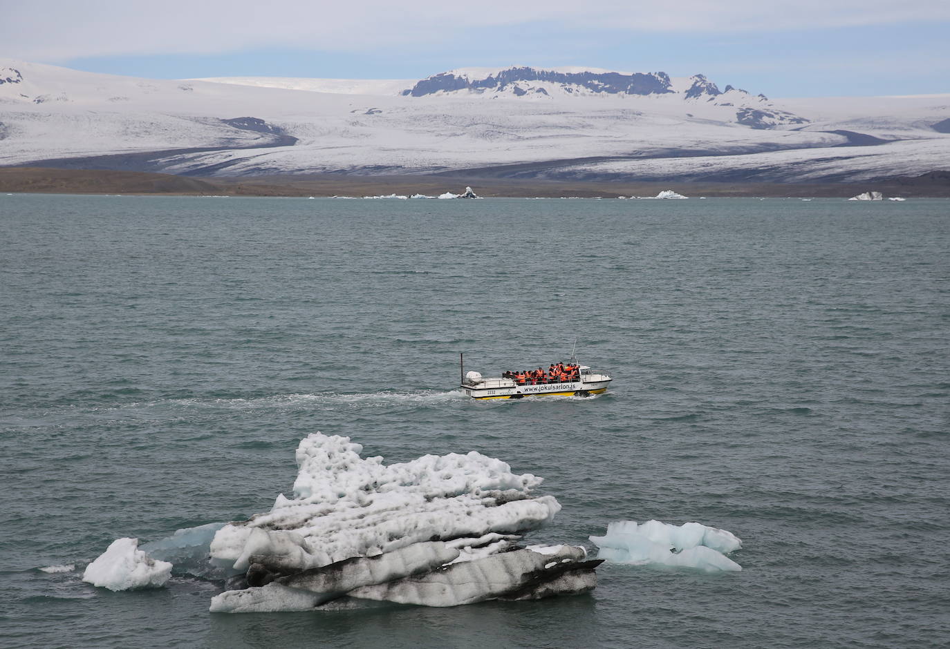 28. Parque Vatnajökull (Islandia). El Parque Nacional Vatnajökull de Islandia es un territorio natural en el que se mezclan volcanes y glaciares y que se erige como el mayor parque nacional de Europa. El sitio protegido es de unos 14.500 km2 (14% del territorio islandés). Solo el glaciar recubre algo más de la mitad del parque nacional. Es, además, el punto más elevado de Islandia con sus 2.110 metros