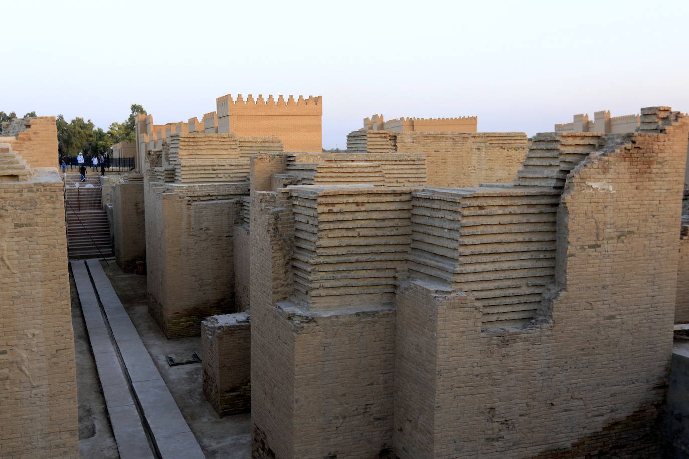 3. Babilonia. La Unesco ha inscrito en su Patrimonio Mundial el conjunto mesopotámico de Babilonia (Irak) con más de 4.000 años de antigüedad. Babilonia fue la mayor ciudad poblada de la historia antigua y su civilización, cuna de la escritura, administración y de la ciencia.