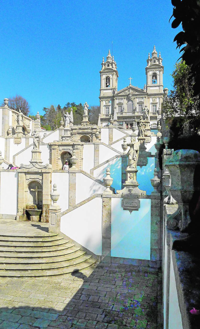 5. Santuario de Braga (Portugal). En el norte de Portugal se encuentra este sitio que evoca la Jerusalén cristiana con su montaña sacrosanta. El santuario, predominantemente barroco, destaca por el Via Crucis que se extiende por la ladera occidental del cerro, con capillas, estatuas alegóricas, jardines clásicos y grupos escultóricos que representan la Pasión de Cristo.