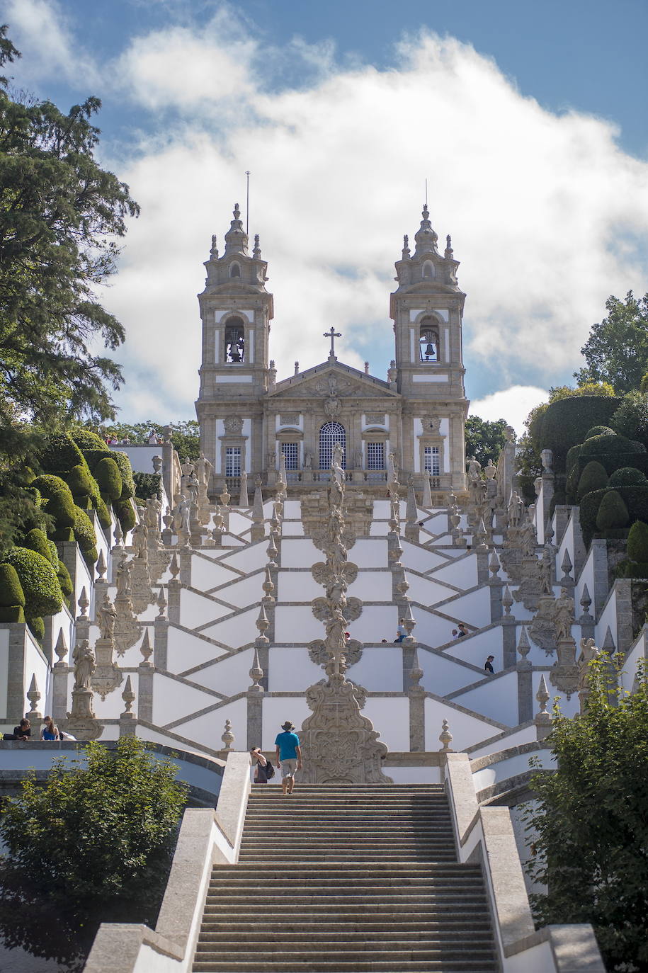 5. Santuario de Braga (Portugal). En el norte de Portugal se encuentra este sitio que evoca la Jerusalén cristiana con su montaña sacrosanta. El santuario, predominantemente barroco, destaca por el Via Crucis que se extiende por la ladera occidental del cerro, con capillas, estatuas alegóricas, jardines clásicos y grupos escultóricos que representan la Pasión de Cristo.