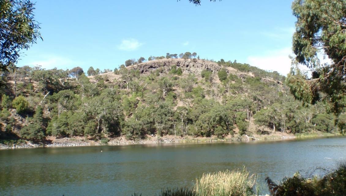 6. Budj Bim (Australia): El paisaje cultural Budj Bim, situado en el sudeste de Australia, fue inventado por la nación Gunditjmara hace unos 6.600 años. En el sitio se encuentran los restos de los canales de piedra construidos para atrapar a las anguilas procedentes de un lago y de las marismas.