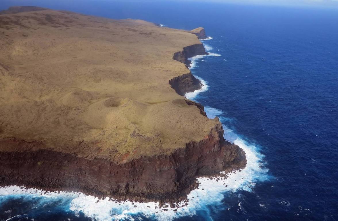 12. Tierras y mares australes franceses. Situados en el oceáno Austral que rodea la Antártida, este sitio que ya forma parte de la lista de Patrimonio Mundial de la Unesco incluye el archipiélago de Crozet, las islas Kerguelen, las islas de Saint-Paul y Nueva Amsterdam y sesenta islotes. Constituyen una de las mayores áreas marinas protegidas del mundo y tiene una superficie de casi 673.000 km2. Son un remanso de paz para una gran cantidad de mamíferos marinos y aves, entre los que destaca el pingüino rey.