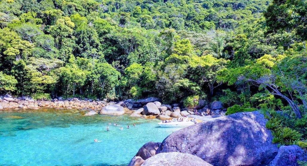 1. Isla Grande (Brasil): El área reconocida abarca 149.000 hectáreas e incluye el centro histórico de caserones coloniales de Paraty (fundada en 1667 y declarada patrimonio histórico de Brasil en 1958) y cuatro reservas naturales a su alrededor, entre ellas la Sierra de Bocaina -cuyo pico máximo alcanza los 2.088 metros- y la isla de playas paradisíacas Ilha Grande, gran atractivo turístico de la llamada «Costa Verde» carioca.